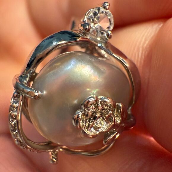 Baroque Pearl Flower Stud Earrings Silver Tone
New - Picture 16 of 17